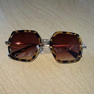 Unisex kids Tortoise print frame sunglasses. NWOT